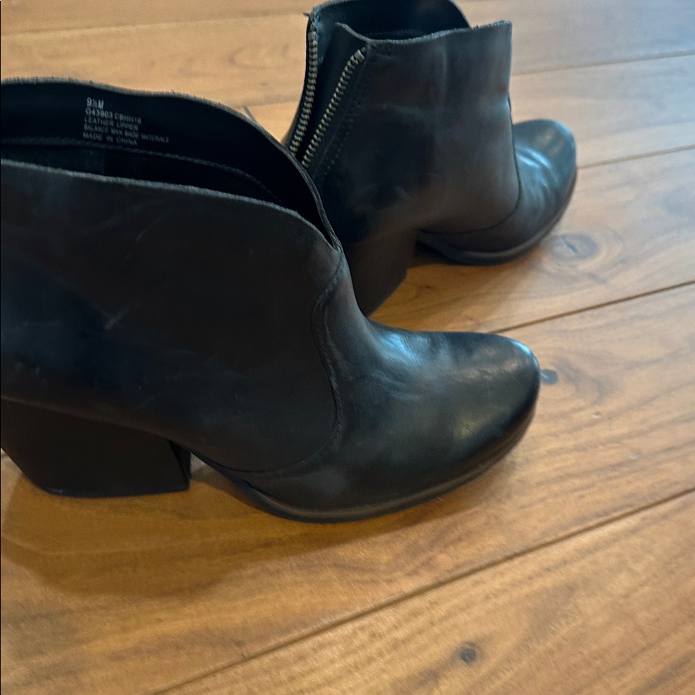 Kork Black Leather bootie 9.5